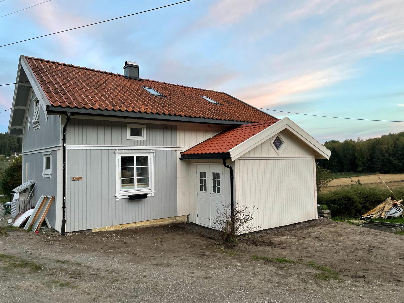 Hvit bolig med tilbygg