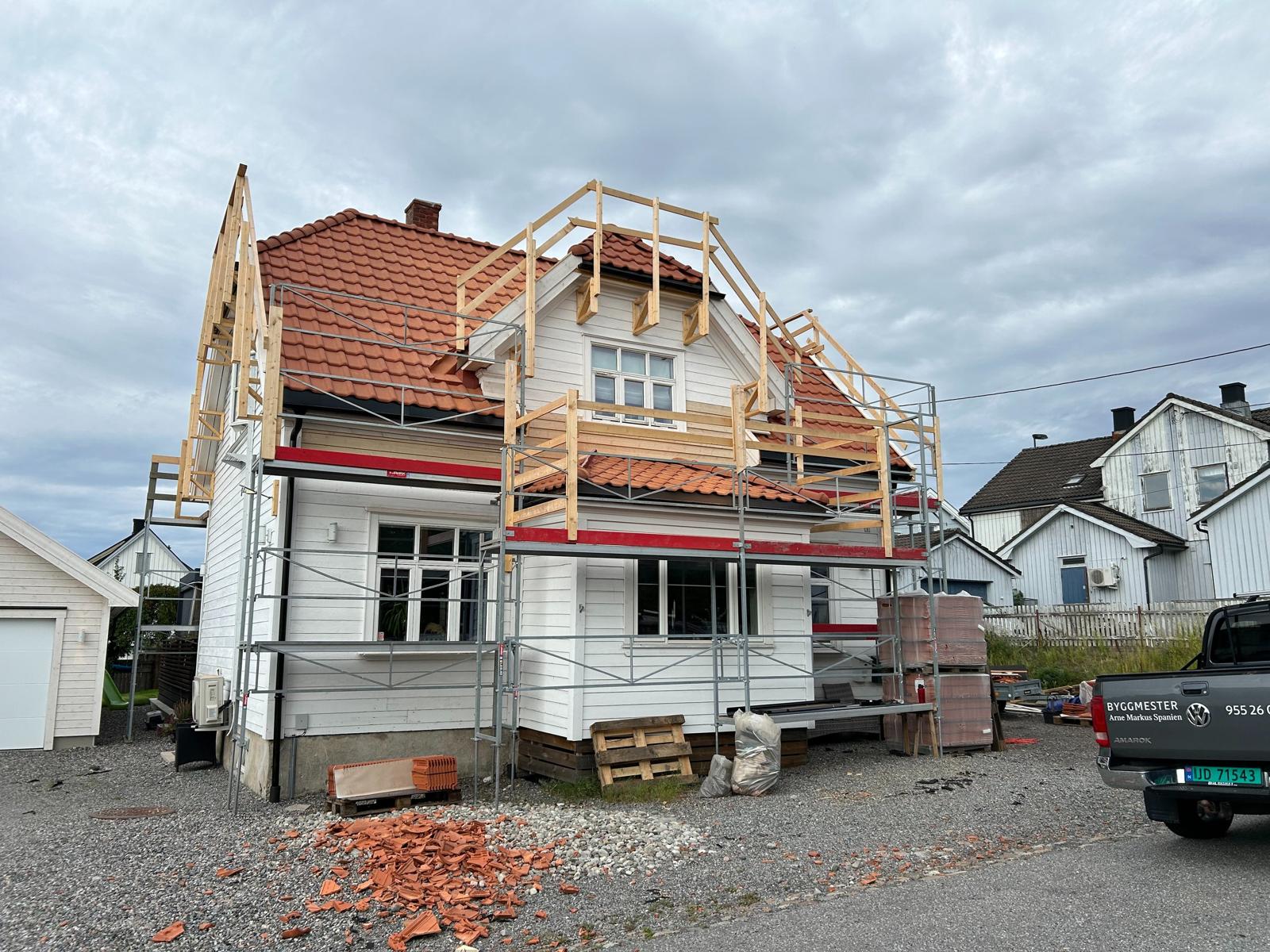 Takomlegging med ny takstein og stillas rundt boligen