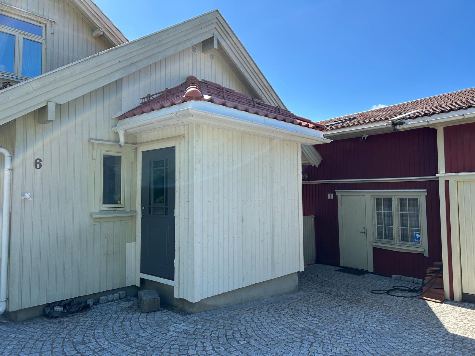 Ferdig tilbygg med ny inngang i hvit kledning