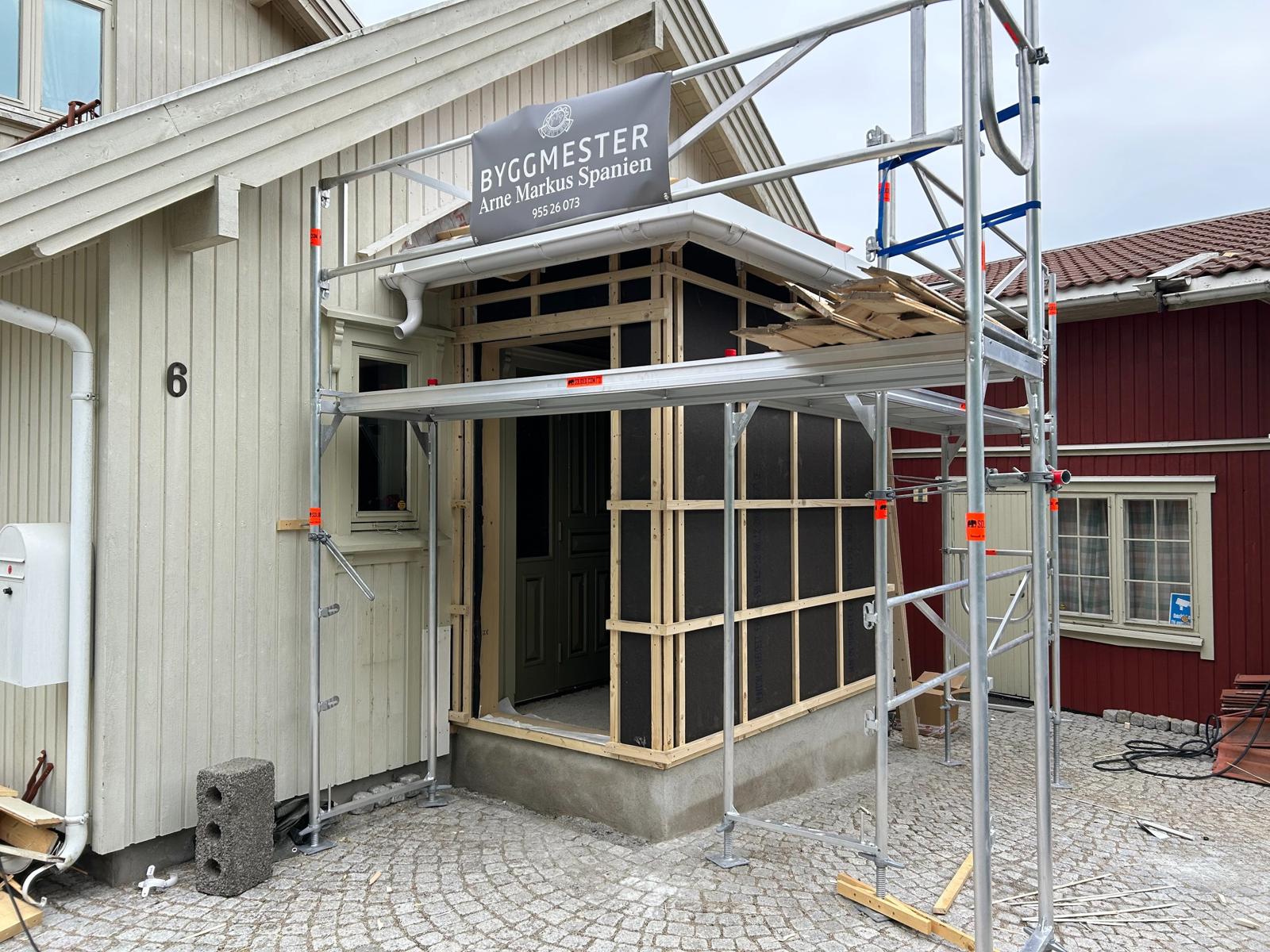 Tilbygg under bygging med stillas og banner fra Byggmester Arne Markus Spanien AS